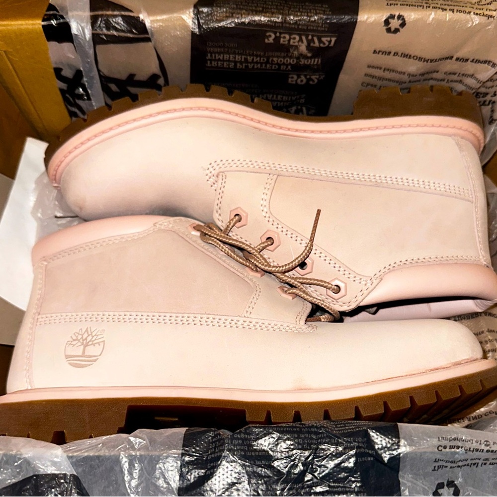 Brand new never worn original box Timberland Light Pink Chukka Boots w8